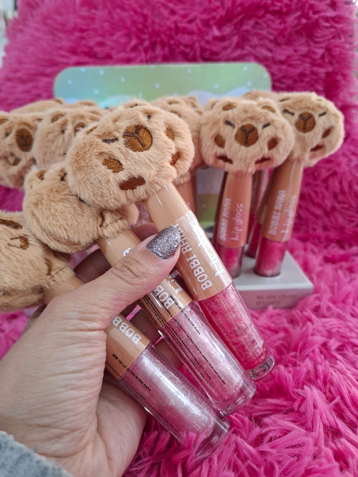 LIP GLOSS POMPOM CAPIVARA BOBBI RARA - Imagem 2